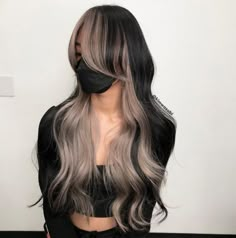 Half Black Half Light Brown Hair, Hair Color Ideas For Brunettes Two Tone, Two Toned Hair Brunette, Two Toned Long Hair, Dark Two Tone Hair, Black Hair With Light Brown Underneath, 2 Tone Hair Color Underneath, Two Tone Brown And Blonde Hair, Two Tone Black And Blonde Hair