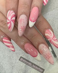 Christmas Pink Nails Almond, Almond Shaped Nails Designs Christmas, Gel X Nail Designs Holiday, Poly Gel Christmas Nails, Pink Nails Christmas Design, Pink Xmas Nails Almond, Girly Holiday Nails, Cutest Christmas Nails, Aesthetic Holiday Nails