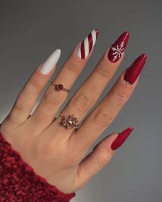 Step into 2025 with 26 Ideas for New Year’s Nails, offering trendy, festive, and glamorous styles for every occasion. Whether you're getting ready for a Christmas party, a birthday celebration, or a cozy New Year’s wedding, these designs offer the perfect touch. Opt for coffin, almond, square, or oval shapes, and enhance your look with nail art, rhinestones, or classic black and red tones to create a chic, standout style this holiday season. Candy Cane Nails, December Nails, Her Nails, Snowflake Nails, Christmas Nails Acrylic, Festival Nails