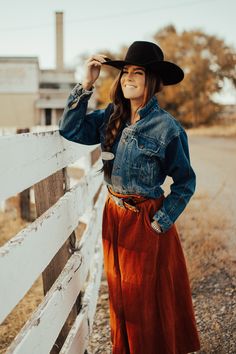 Best Western Outfits, How To Dress Western Style, Bohemian Western Outfits, Western Banquet Outfit, Winter Western Outfits Women Party, Western Looks For Women Outfits, National Finals Rodeo Fashion, Western Outfits Women Skirt, Western Attire For Women