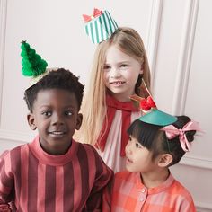 Forget plain party hats, our set of creatively designed beautiful hats are perfect for festive photo opportunities. Your Instagram page will be the envy of all your friends! Each set includes 6 different hats with 3D Christmas trees, holly and gifts, all in jolly colors of red, green and gold with foil and ECO glitter details. Christmas Party Hats, Christmas Tree Hat, 3d Christmas Tree, Christmas Mix, Paper Bow, Different Hats, Meri Meri, Christmas Party Supplies, 3d Christmas