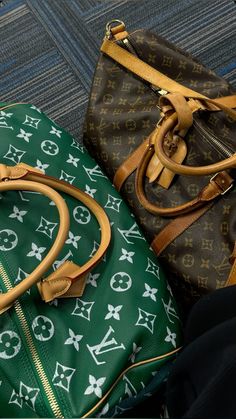 Thug Girl, Louis Vuitton Luggage, Accessory Inspo, Casual Chic Outfit, Louis Vuitton Bags, Arm Candy, Kendall Jenner, Louis Vuitton Handbags, Travel Style