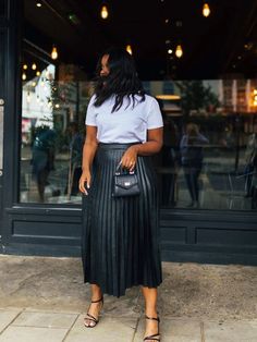 Black Pleated Skirt Outfit, Pleated Midi Skirt Outfit, Pleated Skirt Outfits, Skirt Outfit Summer, Black Skirt Outfits, Pleated Skirt Outfit, Leather Skirt Outfit, Black Leather Skirt, Midi Skirt Outfit