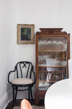 Vintage Eclectic Dining Room, Vintage Furniture Aesthetic, Modern Vintage Dining Room, Dining Room Inspiration, Apartment Inspiration, Dining Room Bar, Home N Decor, Dining Room Design, Interior Inspo