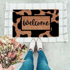 Cow Print Welcome Doormat - The Simply Rustic Barn Coir Rug Ideas, Western Door Mat Ideas, Welcome Mats Diy, Western Door Mats, New House Decorating Ideas Budget, Western Door Mat, Diy Door Mat Ideas, Diy Outdoor Mat, Diy Cow Decor