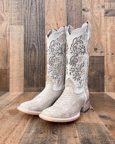 Lace Cowboy Boots, Snake Cowboy Boots, Wedding Boots Bride, White Western Boots For Western-themed Events, White Round Toe Boots For Country Events, Fitted White Boots For Country Events, White Country Boots For Ranch, White Country Style Boots For Ranch, White Country Boots With Snip Toe