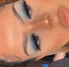 Soft Blue Makeup Looks Black Women, Turquoise Makeup Looks Black Women, Simple Blue Eyeshadow Looks, Blue Eye Makeup Black Women, Glamorous Makeup, Eye Makeup Designs