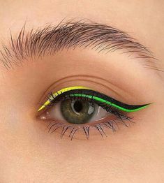 Eyeliner Verde, Grafik Eyeliner, Yellow Eyeliner, Make Up Designs, Neon Makeup, Beauty Make-up, Eye Makeup Designs, Colored Eyeliner