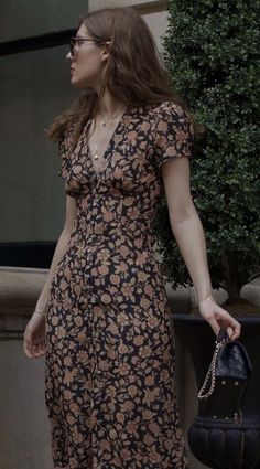 Abbey Humphreys Style, Modest Modern Outfits Casual, Parisian Style Curvy, Timeless Dresses Casual, Ms Honey Aesthetic Outfits, European Sundress, 90s Style Dress, Casual Brown Outfits, Romantic Style Fashion Inspiration