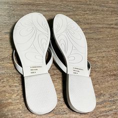 White Flip Flops With Removable Insole For Vacation, White Leather Beach Flip Flops, White Leather Flip Flops With Textured Footbed, White Synthetic Toe Post Flip Flops, Adjustable White Leather Flip Flops, White Flip Flops, Flip Flop, Flip Flop Sandals, White Black