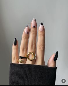 Cute Black Nails, Classy Black Nails, Black And Nude Nails, Summer Vacation Nails, Monochrome Nails, Black And White Nail Art, Retro Nails, Cute Spring Nails, Vibrant Nails