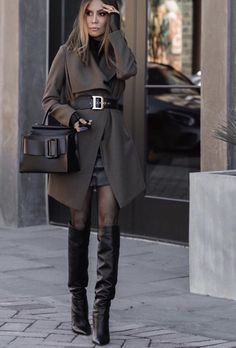 Hot Boots, Winter Lookbook, Mode Casual, Person Standing, Woolen Coat, Look Fashion, Classy Outfits, Autumn Winter Fashion, Black Boots