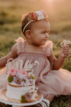 One Year Baby Girl Photoshooting, One Year Old Girl Photoshooting Ideas, Outdoor One Year Old Photoshoot, Outdoor Smash Cake Photoshoot, One Year Old Baby Photoshoot, One Year Old Photoshoot Ideas, 1 Year Birthday Photoshoot, One Year Old Photoshoot, One Year Old Cake Smash