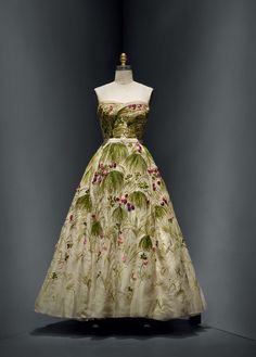 Christian Dior (French, 1905–1957) for House of Dior (French, founded 1947). “May” Dress, spring/summer 1953, Haute Couture. Machine–sewn, hand–finished white silk organza and net, hand–embroidered with artificial flowers, clover, and grass in green, pink, and purple silk floss. Photo © Nicholas Alan Cope. #ManusxMachina #CostumeInstitute Vintage Dior Dress, Embroidery Flower Dress, Christian Dior Dress, Funky Clothes, House Of Dior, 1950s Dresses, Dior Dress, Amazing Clothes