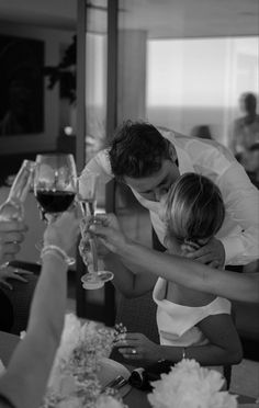 Welcome Party Photography, Rehearsal Dinner Couple Pictures, Wedding Dinner Photography, Classy Wedding Pictures, Rehearsal Dinner Pictures, Cocktail Hour Photos, Flash Photography Wedding Aesthetic