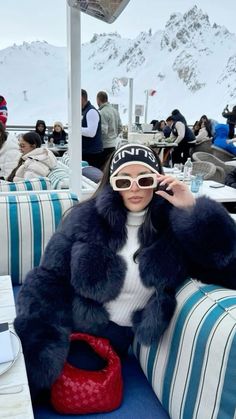 Baddie Cabin Outfits, Cute Snowsuit Women, French Alps Outfit, Aspen Instagram Pictures, Navy Ski Outfit, Skiing Fits Aesthetic, Apre Ski Aesthetic, Cold City Outfit, Winter Photoshoot Ideas Indoor