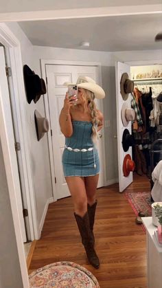 Denim Cowgirl Outfit, Nashville Boots, Luke Combs Concert Outfit, Luke Combs Concert, Traje Cowgirl, Denim Dress Outfit, Western Photoshoot