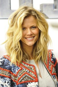 hairstyles for women with oblong faces - Google Search More Medium Low Maintenance Haircut, Volumizing Haircuts, 2022 Hairstyles, Trendy We Fryzurach, Medium Length Wavy Hair, Choppy Haircuts, Wavy Hairstyles Medium, 2023 Hair, Thick Wavy Hair