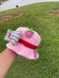 Handmade crochet strawberry shortcake inspired hat.  Super cute for the summer/fall !  The strawberries and bow are very securely sewed on. My favorite piece to make ☺️💖 Crochet Strawberry Shortcake, Strawberry Shortcake Hat, Accesorios Aesthetic, Strawberry Farm, Crochet Strawberry, Bucket Hats, Strawberry Shortcake, Summer Fall, Handmade Crochet