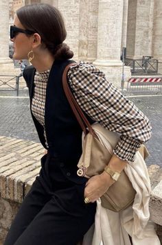 City Fashion Photography, Relaxed Outfit, Classic Style Women, French Style, Aesthetic Outfits, Fashion Details, Parisian Style, Daily Outfits