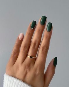 50+ Stunning Emerald Green Nails Perfect For The Cold Season - prettygirlythings.com Forest Green Nails, Emerald Nails, Dark Green Nails, Green Nail Art, Green Nail Designs, Green Nail, Classic Nails, Floral Nails, Chic Nails