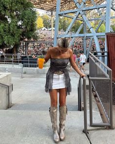 Like Combs Concert Outfit, Western Going Out Outfits Night, Stagecoach Outfit 2024, Girly Cowgirl Outfits, Stagecoach 2024, Luke Combs Concert Outfit, Cma Fest Outfit, Mode Coachella, Bad Bunny Concert Outfit