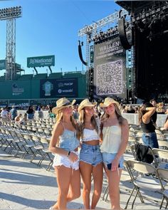 Country Concert Outfits Summer, Zac Bryan Concert Outfit, County Concert Outfit Summer, Country Concert Pictures, Zach Bryan Concert Outfits, Concert Outfit Country, Morgan Wallen Concert Outfit Ideas, Country Concert Pics, Country Outfits For Concerts