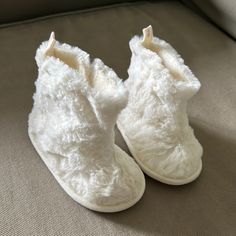 Old Navy Size 3 6-12months White Soft Baby Slipper Booties Nwot. Velcro Inner Ankles. White Non-slip Closed Toe Boots, White Soft Sole Slippers For Winter, White Non-slip Round Toe Boots, Comfortable Non-slip White Booties, White Non-slip Booties With Round Toe, Comfortable White Round Toe Boots, Non-slip White Winter Boots, White Non-slip Winter Boots, Cream Booties With Round Toe For Playtime