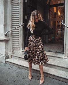 Combat Boots Dress, Rok Midi, Leopard Fashion, Bohol, Printed Midi Skirt, Business Outfit, Mode Inspo, 가을 패션