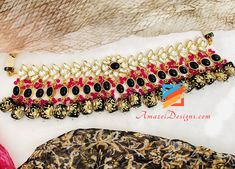 Schwarzes Kundan Tumble Moti Choker-Halsketten-Ohrring-Set

 - KOSTENLOSER Versand von Kanada in die USA, nach Kanada, Australien, Neuseeland, Norwegen, Europa und überall sonst möglich.

 Entdecken Sie weitere BRAUT-SETS und INDISCHE SCHMUCK-SETS



 📦 Unübertroffener KOSTENLOSER weltweiter Versand

 ⭐️⭐️⭐️⭐️⭐️ 5-Sterne-Kundenbewertungen 












 Baljit, USA ⭐️⭐️⭐️⭐️⭐️

 Meine Erfahrung mit Amazel Designs war perfekt, die Ohrringe sind großartig. Mir gefiel, wie schnell der Versand Moti Choker Necklace, Moti Choker, Chur, Indian Jewelry Sets, Necklace Earring Set, Bridal Sets, Necklace Earrings, Tumbling, Earrings Set