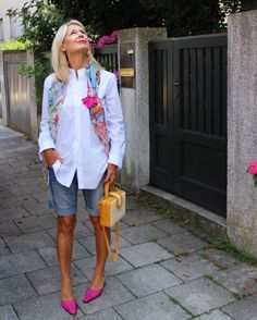 stylingtipps für kleine Frauen von der Bloggerin Bibi Horst Mode Boho, Fashion Over 40, Fashion Over 50, 50 Fashion, Blue Shorts