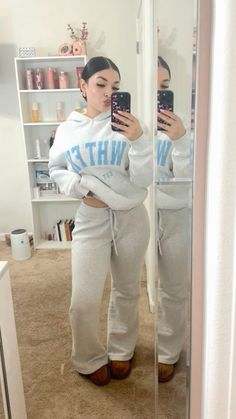 Bummy Outfits Sweatpants, Cute Bummy Outfits For School Lazy Days, Casual Cozy Outfits, Cold Day Outfit For School, Cute Bummy Outfit, Bummy Outfits For School, Cold Outfits For School, Fit Baddie, Mini Skirt Ideas