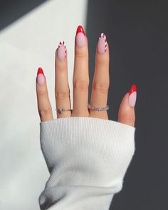 Unghie rosse Natale 2021 ❤️ tutte le tendenze del grande classico delle feste 🎄 Cute Shellac Nail Ideas, Uñas Aesthetic, Candy Cane Nails, Short Acrylic Nails