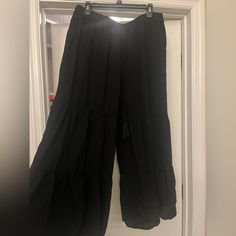 Nwot These Are Super Cute. They Are Meant To Be Short Like Capris But Could Also Wear Long For Someone Shorte. Never Worn Black Wide-leg Summer Capris, Black Capri Length Bottoms For Spring, Casual Black Wide-leg Capris, Black Capri Pants For Spring, Spring Black Capri Pants, Spring Black Capri Length Pants, Black Capri Lounge Pants, Curvy Pants, Pant Jumpsuit