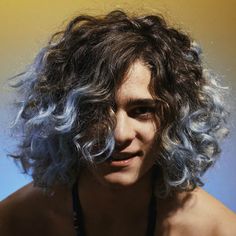 Joaquim Curly Hair Model, Curly Hairstyles For Men, Hair Dye Tips, Dyed Curly Hair, Medium Length Curly Hair, Mens Hair Colour, Wavy Hair Men, Men Hair Color, Men Hairstyles