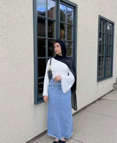 Hijab Jeans Skirt, Hijabi Jean Skirt Outfits, Hijabi Denim Skirt Outfit, Jean Skirt Modest Outfits, Jeans Skirt Outfit Hijab, Outfit Jupe, Maxi Denim Skirt Outfit, Muslim Girl Outfits, Modest Denim Skirts