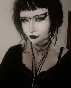 70s Goth Makeup, Psychic Makeup, Metal Head Makeup, Nightclub Makeup, Gothic Makeup Ideas, Tradgoth Eye Makeup, Goth Trad Makeup, Dramatic Eyeliner Goth, Trade Goth Makeup