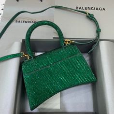 Description Balen Hourglass Small Handbag In Green, For Women, Bags 9in/23cm Rep 1:1 Size: 23 x 15 x 10 cm / 9 x 5.9 x 3.9 inches (Lenght x Height x Width) Handbag Curvilinear base One handle Adjustable and removable crossbody strap Studded magnet closure B logo hardware 1 back pocket Includes box, dust bag. This product is of the best quality. Balenciaga Bag, Small Handbags, Casual Backpack, New Handbags, Satchel Bags, Evening Bags, Mini Bag, Designing Women, Contact Us