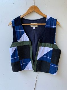 🍂Unisex open front vest size 12-14🍁 Constructed from a second hand small handmade quilt, lined with fleece. Perfect for the upcoming cooler Autumn / Winter weather, with the colours matching the intended seasons! Uncropped photos can be found on our Insta page, link in bio. Measurements (taken while lying flat): Underarm to underarm 47cm Length from shoulder to side approximately 48cm. Quilted Cotton Sleeveless Vest, Waistcoat Designs, Fleece Gilet, Open Front Vest, Vest Waistcoat, Sewing Lessons, Vest Outfits, Winter Weather, Handmade Quilts