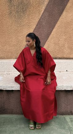 African Dress Inspiration, Senegal Outfit, Glam Chic Outfit, Rich Auntie Outfits, Bazin Styles, Bubu Gown Styles, Mode Kimono, African Inspired Clothing, African Fashion Ankara