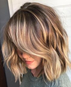 Short Hair Summer 2023, Shaggy Long Bob For Fine Hair, Tousled Lob, Rambut Brunette, Textured Haircut, Choppy Bob, Dark Hair With Highlights, Brown Hair With Blonde Highlights, Brown Blonde Hair