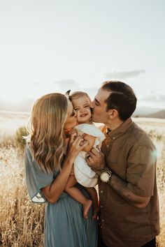 Fall Family Portraits, Boho Family Photos, Fall Family Photo Outfits, Fall Photoshoot Family, Family Portrait Poses, Outdoor Family Photoshoot, Cute Family Photos