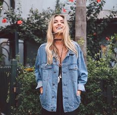 Casual Denim Jacket Outfit, Casual Denim Jacket, Denim Jacket Outfit, 90's Fashion, Easy Style, Foto Poses, Looks Street Style, Famous Fashion, Mode Inspo