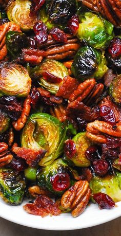 Roasted Brussels sprouts with Bacon, Pecans, and Cranberries - close-up photo. Christmas Side Dish, Veggie Side Dish Recipes, Brussels Sprouts With Bacon, Christmas Side, Christmas Side Dishes, Pasta Vegetariana, Fest Mad, Roasted Vegetable Recipes, Roasted Brussels Sprouts