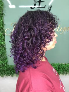 Purple Balayage Curly Hair, Curly Purple Highlights, Dyed Curly Hair Ideas Colour Purple, Curly Hair Color Ideas Purple, Purple Curly Hair Highlights, Plum Curly Hair, Dark Purple Curly Hair, Lavender Curly Hair