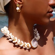 Concha Multi Natural Puka Cowrie Necklace With Rock Crystal Cowrie Shell Jewelry Necklaces, Shell Necklace Diy, Afro Jewelry, Colombian Jewelry, Cowrie Shell Jewelry, Diy Wire Earrings, Accessorize Jewellery, Art Coquillage, Cowrie Shell Necklace