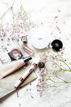 beauty-lifestyle-photography-flatlay-tips-barely-there-beauty Make Up Cosmetics, Alat Makeup, Cosmetics Photography, Beauty Products Photography, Blogger Tips, Beauty Hacks Video, Makeup Photography, Trik Fotografi