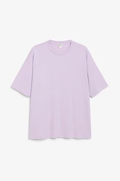 Oversized tee - Lavender - Tops - Monki ES Lavender Tops, Purple Lady, Purple T Shirts, Oversize Fashion, Beige Top, Pleated Midi Skirt, Oversized T Shirt, Oversized Tee, Oversized Tshirt