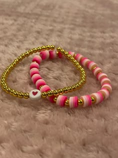 New pink summer set bracelets!💕 These bracelets involve many freebies and a lot of fun! There perfect grifts for u or someone else Clay Bead Necklace, Preppy Bracelets, Preppy Jewelry, Beaded Necklace Diy, Clay Bracelet, Diy Bracelet Designs, Diy Bracelets Patterns, Beads Bracelet Design, Handmade Jewelry Tutorials