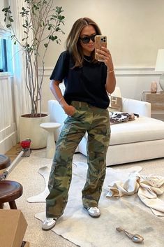 Style Graphic Tee Outfits, Fun Outfits, Casual Ootd, Work Fits, Camo Outfits, Outfit Primavera, 2024 Style, Work Style, Fall Clothes